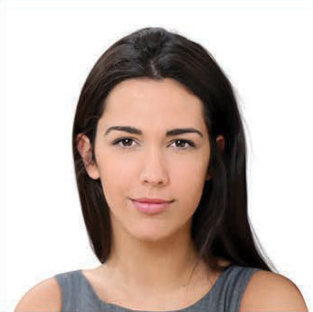 Foto tipo pasaporte de una mujer con expresión neutra y fondo blanco — ejemplo de fotografía para solicitud de visa a la China.